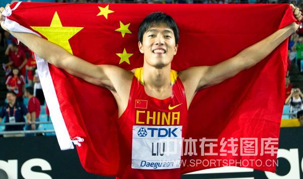 图文:世锦赛男子110米栏决赛 刘翔身披