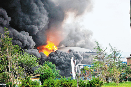 中石油大连油港的一条输油管道也发生了爆炸漏油事故,泄漏的1500吨油