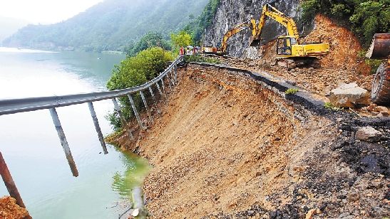 半条公路凌晨塌进水库 一脚油门救回四条人命(图)