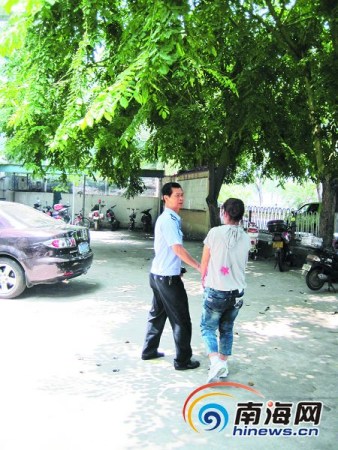 女士乘车时又遇到偷她钱包的女贼,女贼下手时被她察觉,在路人的帮助下