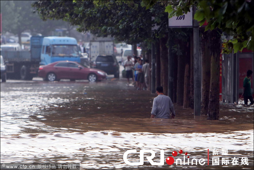 2011年8月30日上午,大连市区风雨大作,电闪雷鸣,降下雷暴雨,泉水