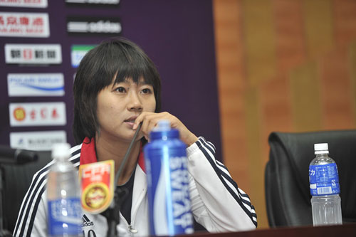 其中,女子队主教练李霄鹏携队员韩端了发布会.