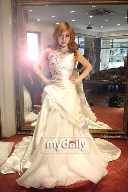 2ne1成员朴春婚纱照韩网流传 优雅新娘造型