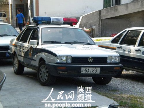 (四部执法车辆的车牌号分别为:法院车辆陕ga183;工商执法陕g83929
