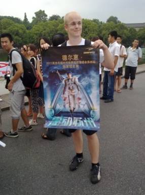 一位剛剛回國的新加坡留學生,聞訊也前來參加簽名活動,現場氣氛因這兩位漂洋過海的鐵桿歌迷而又被帶入一輪高潮。