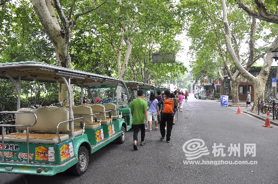 是沟通西湖南北线旅游的重要通道,乘坐环湖观光游览车,在西湖边绕上一