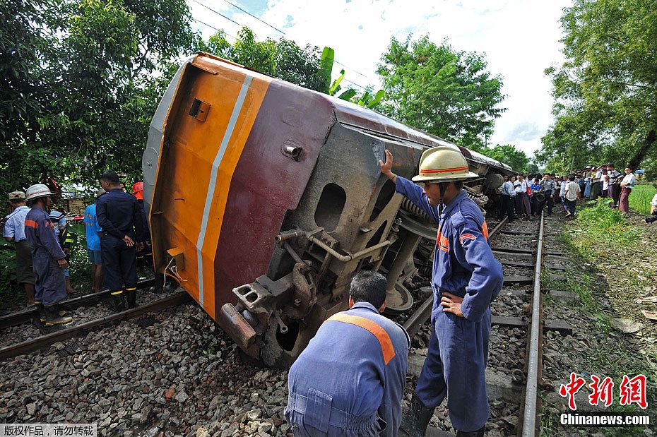 缅甸一列火车发生脱轨侧翻事故(高清组图)