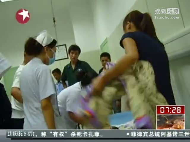 视频:浙江海宁回头潮吹毁护栏20多人受伤- 高清