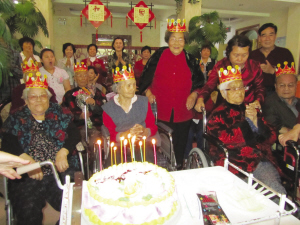 百岁老人养老院里过生日(图)