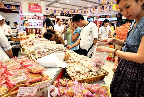月1日,顾客在上海市南京路上的第一食品商店选