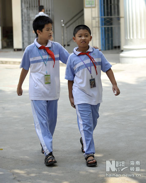 9月1日,海南省儋州市某小学的学生身着校服在校园中行走.