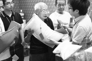 茶博会上，市民边品边买乐此不疲