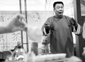 品茶赏快书、乐在其中。
