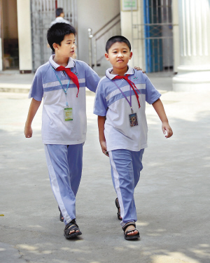海南统一中小学校服引起网络热议(图)