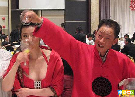 王志文大喜的日子,喝高了也情有可原吧