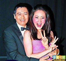 發哥抱著醉酒的崔智友,崔智友喝得滿臉通紅,異常興奮,見有記者拍照,初時有點皺眉,但之后又興奮狂笑,笑到有點失控,雙手遮面,與平日的優雅斯文形象大相徑庭。