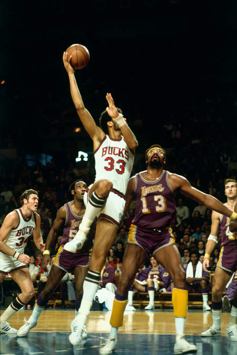 组图:NBA1971-72赛季 贾巴尔展天勾对抗张伯