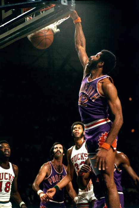 组图:nba1971-72赛季 贾巴尔展天勾对抗张伯伦