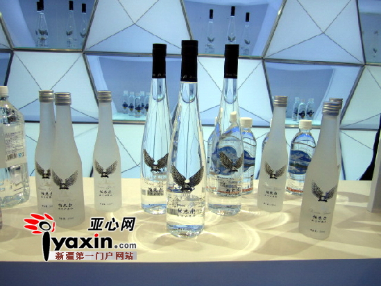 在亚欧博览会第6场馆,精美的展厅里面,我们见证了零下8度不结冰的神奇。 帕米尔天泉的工作人员从恒温零下8度的冰柜里取出了一瓶放置很久的矿泉水,打开瓶盖,水没有结冰,可以正常倒出水来。但是,当将瓶身一晃动的瞬间,只见水瓶内的水由上及下瞬间结冰!冻成一个冰柱!哇噻周围观众一边惊呼! 这个神奇现象怎么回事呢?工作人员解释:这是水的第四种状态金属冰。帕米尔冰川矿泉水是从具有100多万年历史、海拔7509米的慕士塔格峰冰川融水,经过复杂的地质构造,从海拔3200米高处的泉眼里涌出来的。也就是说,这