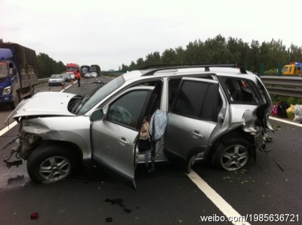 贾康遭遇车祸发微博控诉锦湖轮胎(图)