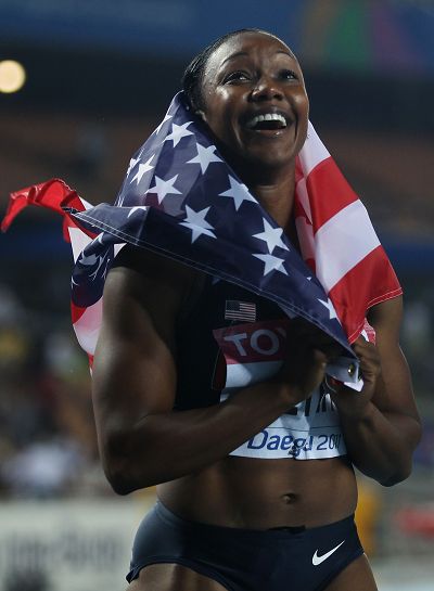 女子100米：杰特尔后来居上夺冠
