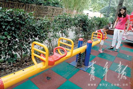 静安公园儿童乐园游乐设施坏了一半 园方承诺一个礼拜