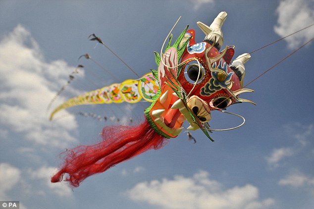 世界最大风筝亮相国际风筝节 拥有魔鬼鱼外形
