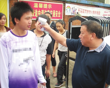2009年8月23日，为预防甲流，叶志平亲自在板房学校门口给学生测体温。