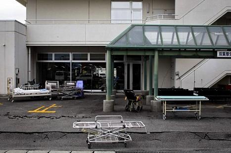 医院的手推车和担架床被随意丢弃在户外。