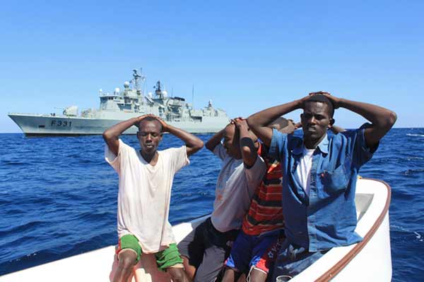 《索马里真相》揭秘海盗 战船破旧武器生锈