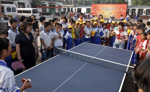 老师为小学生上课