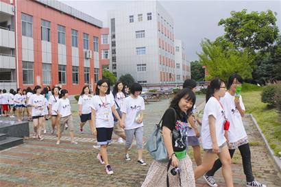 学生带着韩国伙伴游玩武汉著名景点