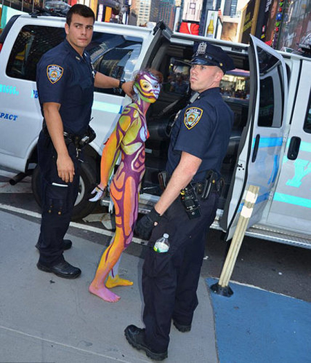 近日在美国时代广场,一批人体彩绘的女模特被警察逮捕.