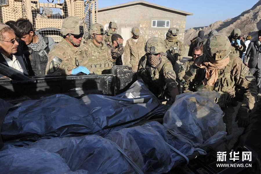 9月6日，在阿富汗首都喀布尔以北的萨朗，美军士兵从货车上抬下两具尸体。