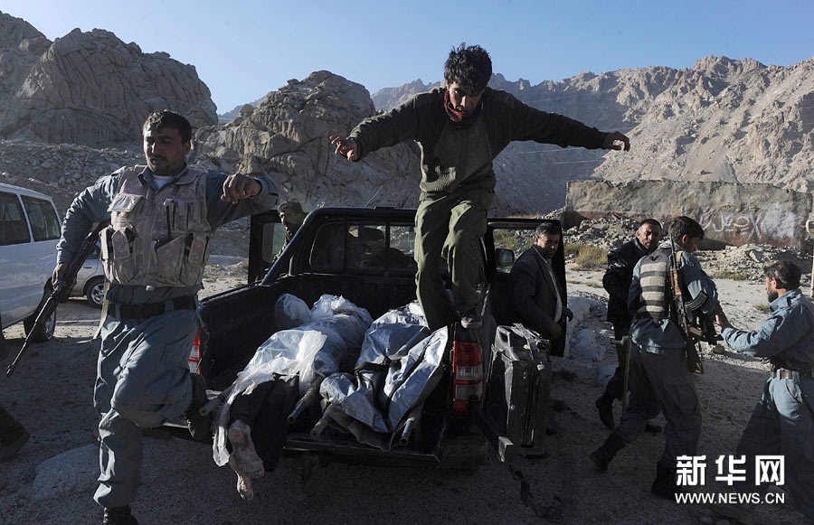 9月6日，在阿富汗首都喀布尔以北的萨朗，美军士兵从货车上抬下两具尸体。