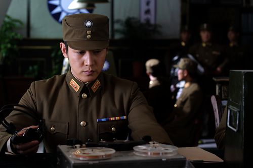 而在《v前人》中,刘涛饰演的宫丽,与陆毅同处一个办公室,人前人后都资历剧军旅章图片