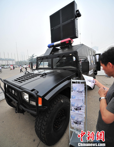 图为中国北方车辆研究所展示以中国猛士平台承载的武警多功能装甲防暴