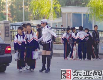 通化街头女警新警服丝袜酷靴 引发网友热议(组图)