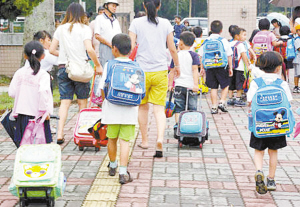 上学途中的台北小学生