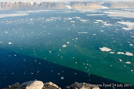 2011年7月24日，阿兰•哈伯德斜拍彼得曼冰川前端的彼得曼峡湾