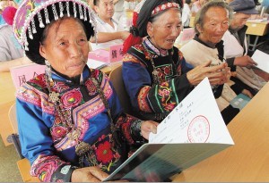 云南寻甸5.2万农民首领养老金 每月能领到55元