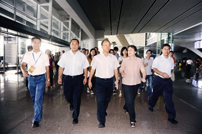 常务副市长苏泽群(中)在番禺区委书记卢一先(左
