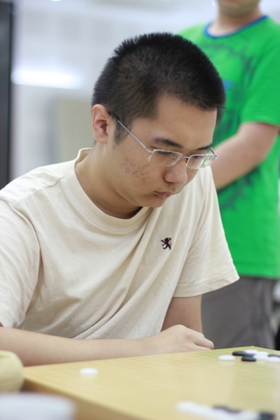 陈耀烨紧盯棋盘