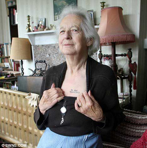 英国老妇在胸前后背刺青告医生别急救(图)