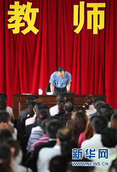 温家宝总理为河北张家口千余名农村教师作报告侧记