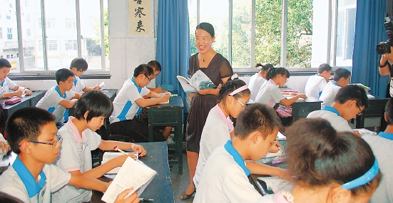 教师学生葛明霞v教师无数次从来不收初中一分钱(图)中学教师发展规划图片
