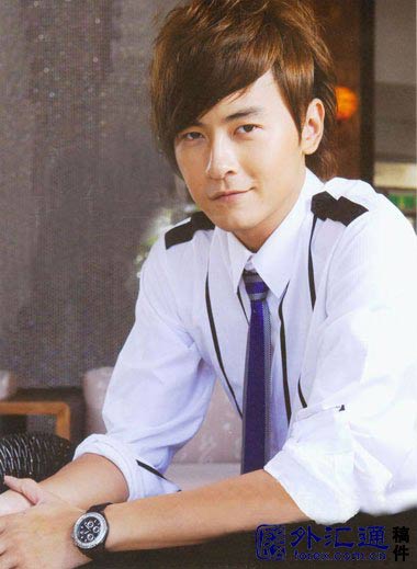 28歲的鄭元暢在醒吾念了6年。鄭元暢經紀人則暗示:“原來就沒逃避,因邊工作邊修學分,時間較慢,等學分修完了就會當兵。”