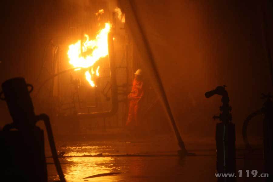 高清大图:上海赛科石化公司起火并曾爆炸 消防