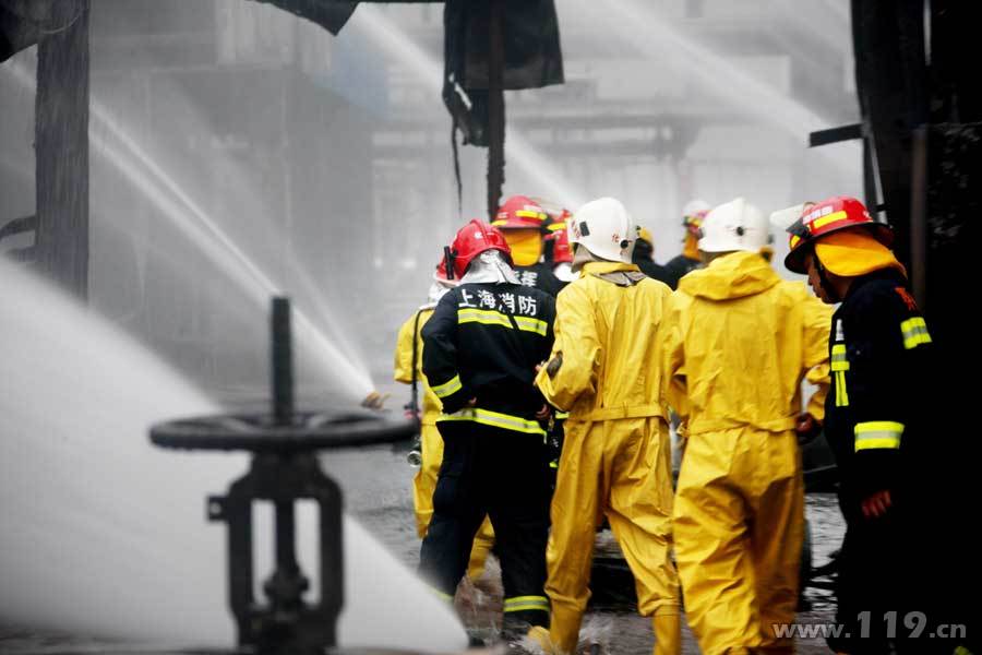 高清大图:上海赛科石化公司起火并曾爆炸 消防