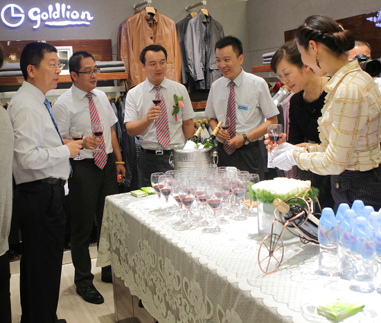 河南省郑州市丹尼斯花园店店长姜颖涛先生(左二),郑州品公司董事长